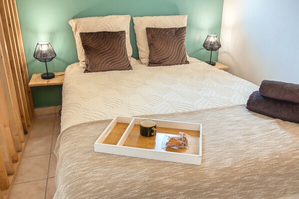 Iron/ironing board, WiFi, bed sheets