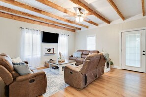 TV - MeeMaw`s favorite spot w/ Wi-Fi (Abbeville)