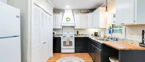 Jääkaappi, mikroaaltouuni, uuni, liesi