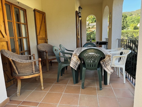 3-bedroom villa in peaceful Calonge with pool, AC, and WiFi, close to the beach.