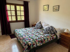 3 chambres, fer et planche à repasser, lit parapluie, Wi-Fi gratuit