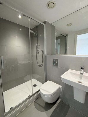 Een douche, een haardroger, handdoeken, shampoo