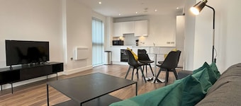 Bracknell 2BR Apt | Parking | Wifi | Nr Ascot