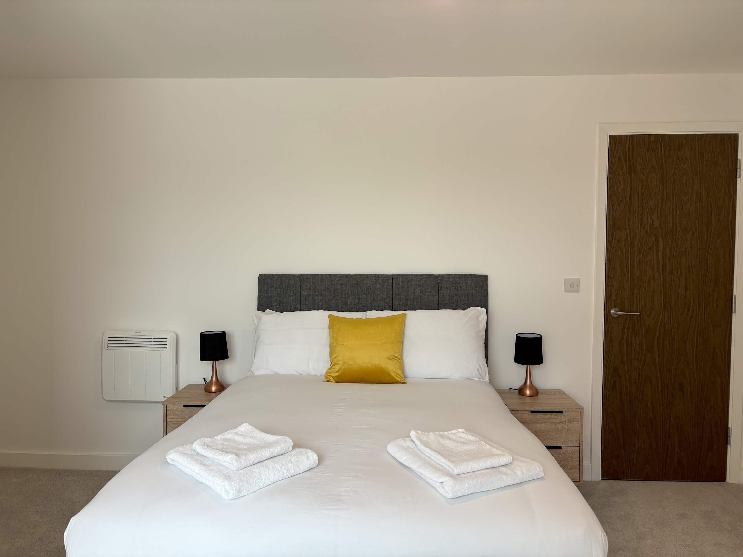 3 habitaciones, escritorio, tabla de planchar con plancha y internet 