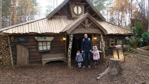 Une cabane rustique avec un toit en pente, une porte en bois et une fenêtre.
