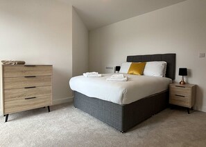 3 bedrooms, desk, iron/ironing board, Internet