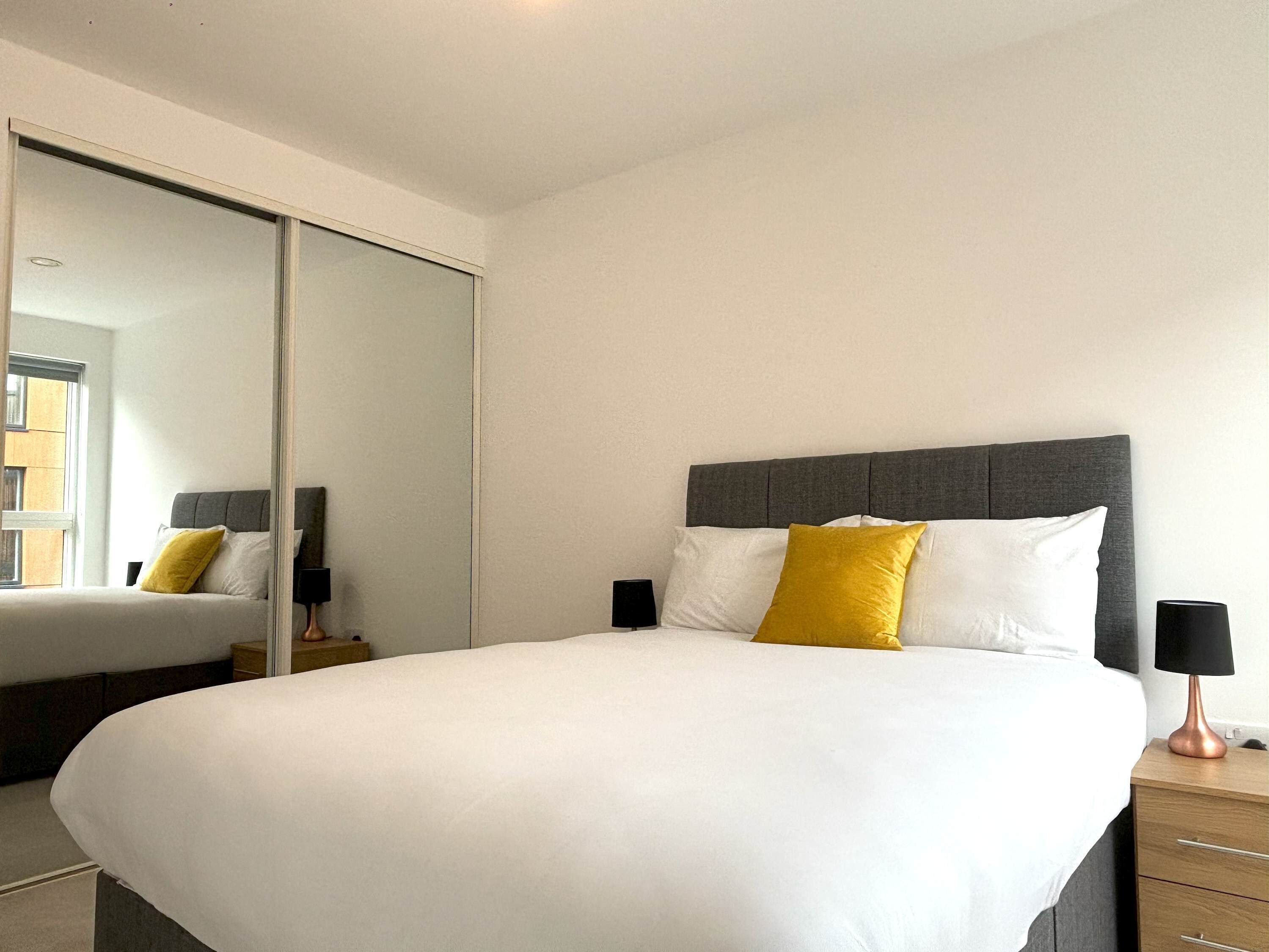 3 bedrooms, desk, iron/ironing board, internet