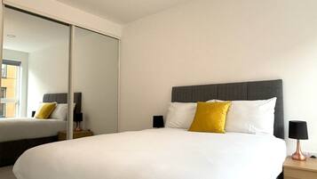 3 bedrooms, desk, iron/ironing board, internet