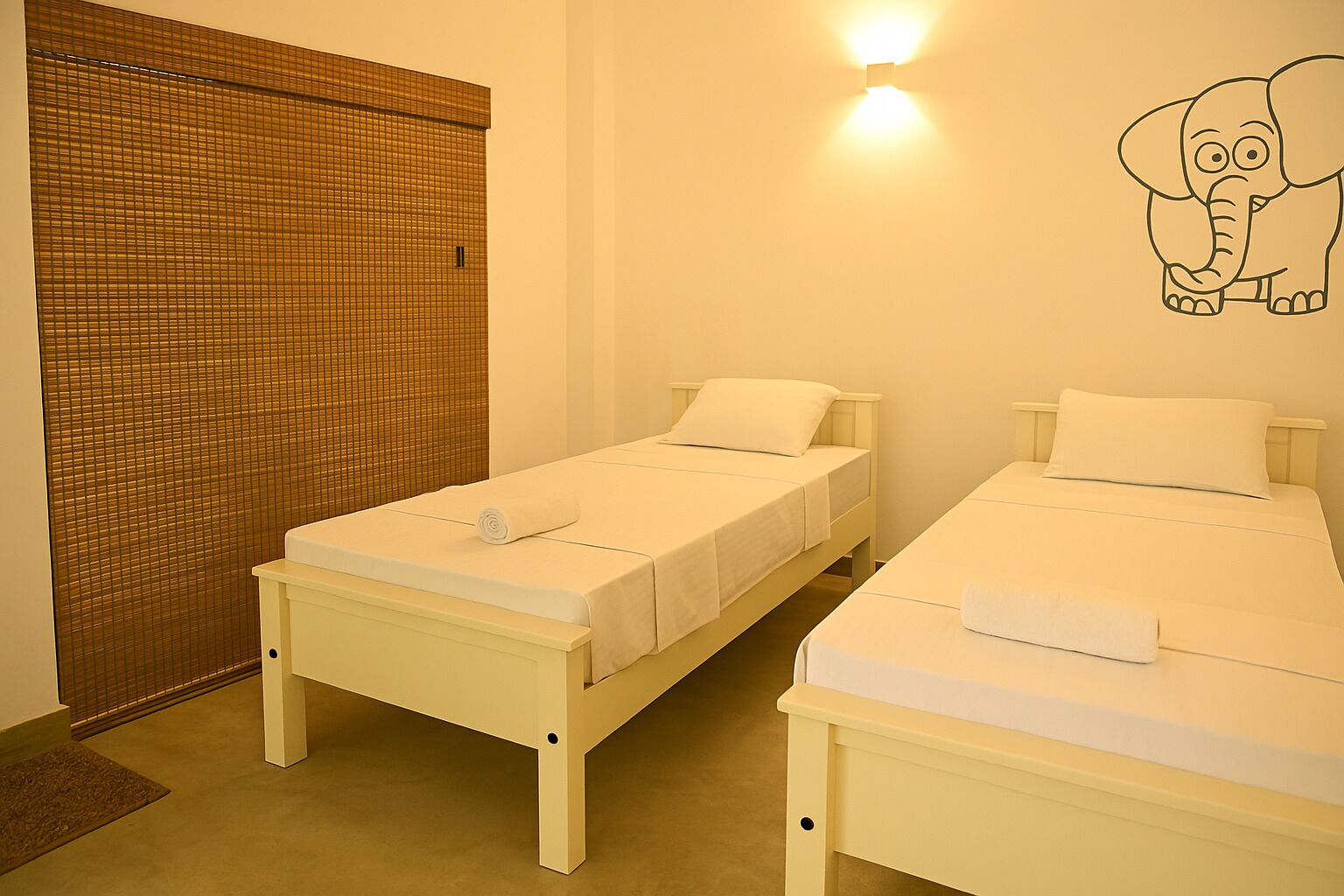 Une chambre d’hôtel avec deux lits simples, une armoire en bois et un luminaire fixé au mur.