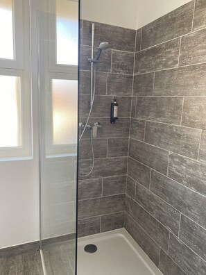Shower, hair dryer, towels, soap - Villa Rompsay - Near town center and beach  (la rochelle)