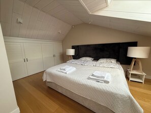1 slaapkamer, een bureau, een strijkplank/strijkijzer, reisbedje
