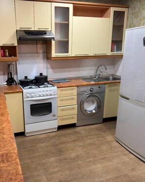 Chambre avec lits jumeaux, patio, vue cour intérieure | Restauration dans la chambre