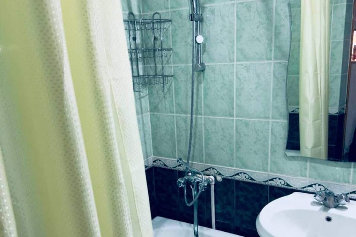 Chambre avec lits jumeaux, patio, vue cour intérieure | Salle de bain