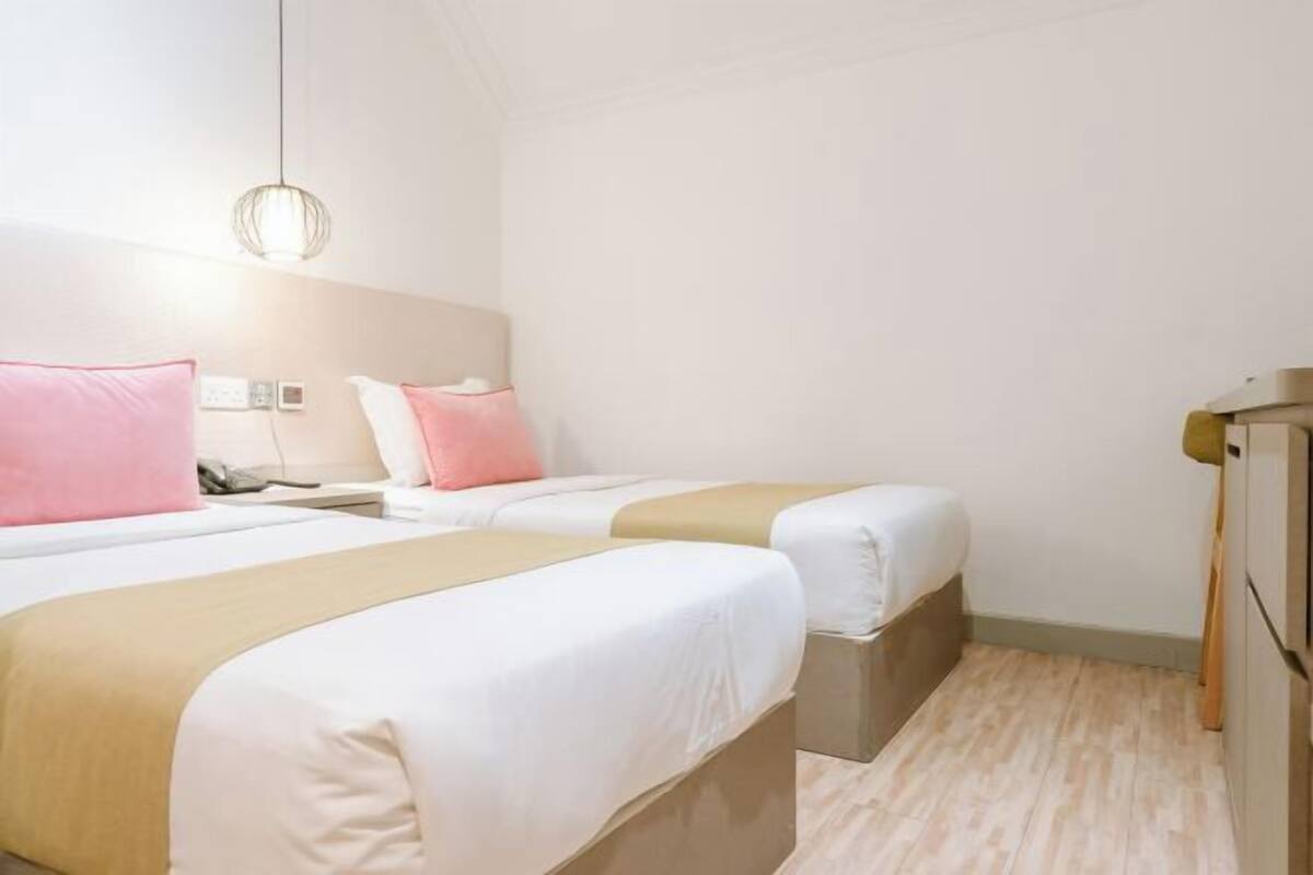 1 habitación, caja de seguridad en la habitación y escritorio
