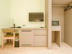 In-room safe, desk, laptop workspace, free WiFi - A Hotel Joo Chiat (Singapore)