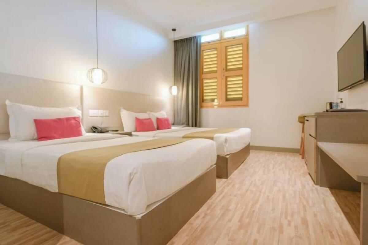 1 habitación, caja de seguridad en la habitación y escritorio