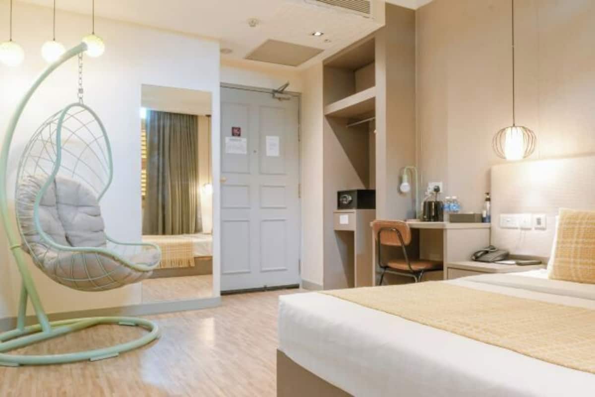 1 habitación, caja de seguridad en la habitación y escritorio