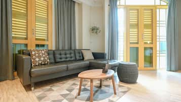 1 habitación, caja de seguridad en la habitación y escritorio