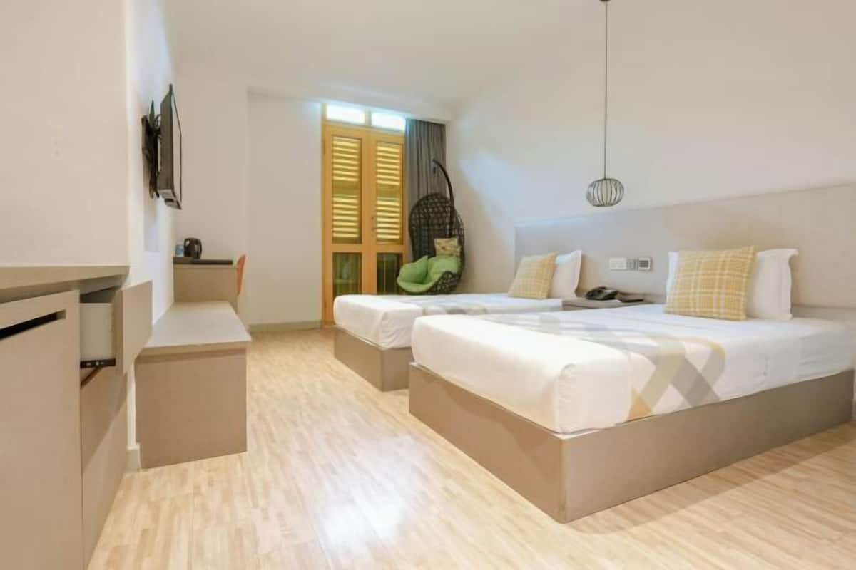 1 habitación, caja de seguridad en la habitación y escritorio