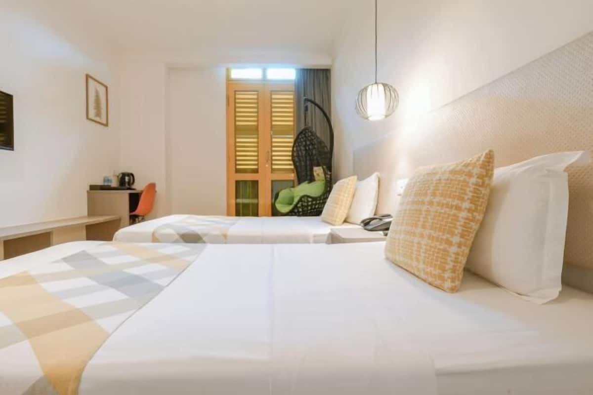 1 habitación, caja de seguridad en la habitación y escritorio