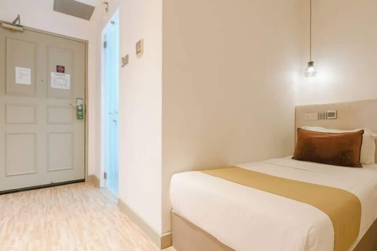 1 habitación, caja de seguridad en la habitación y escritorio