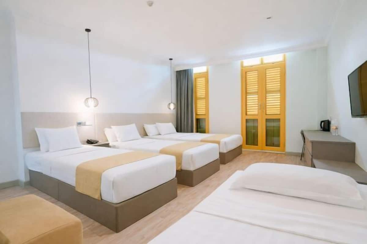 In-room safe, desk, laptop workspace, free WiFi