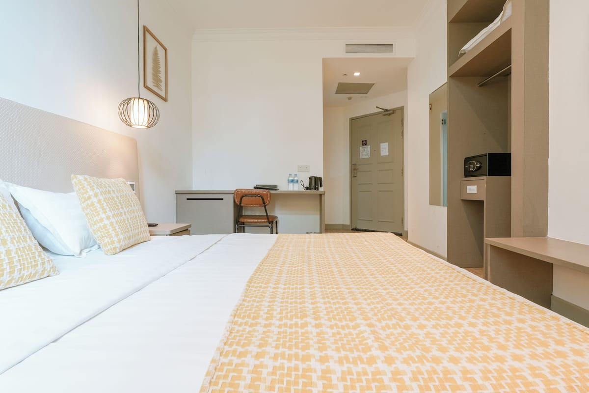 1 habitación, caja de seguridad en la habitación y escritorio