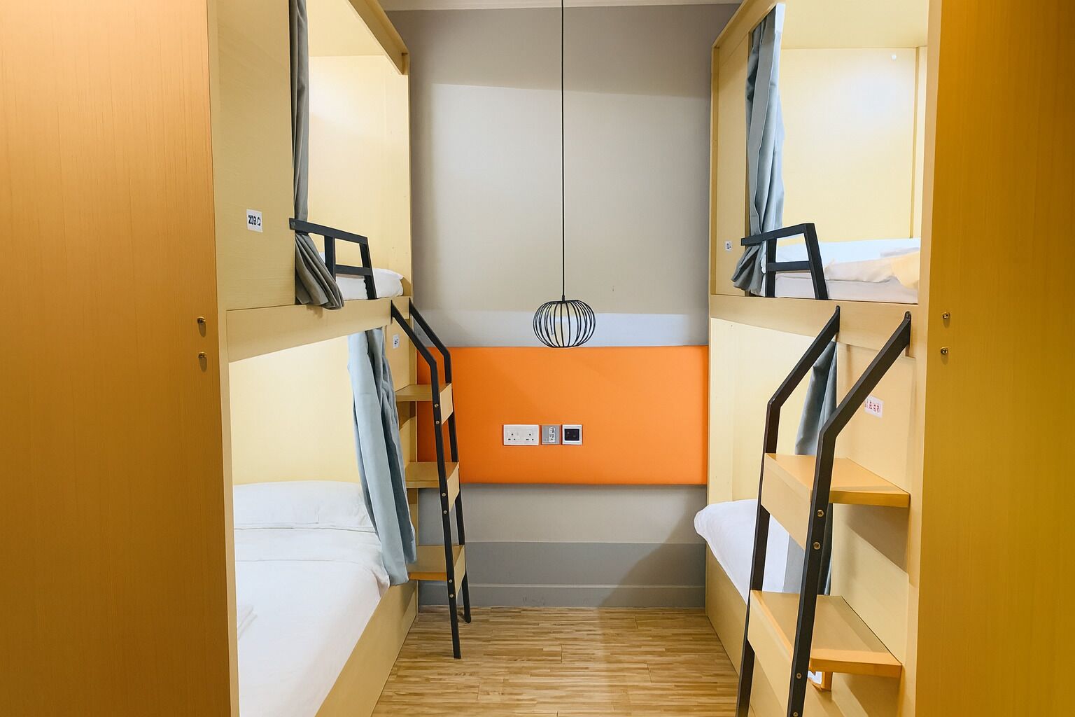 Zimmersafe, Schreibtisch, laptopgeeigneter Arbeitsplatz