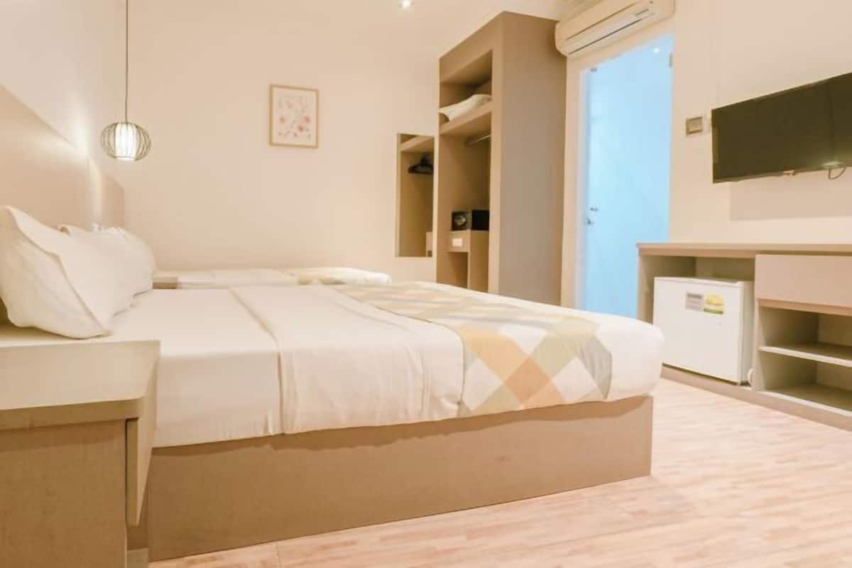 1 habitación, caja de seguridad en la habitación y escritorio