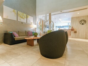 Coin salon dans le hall