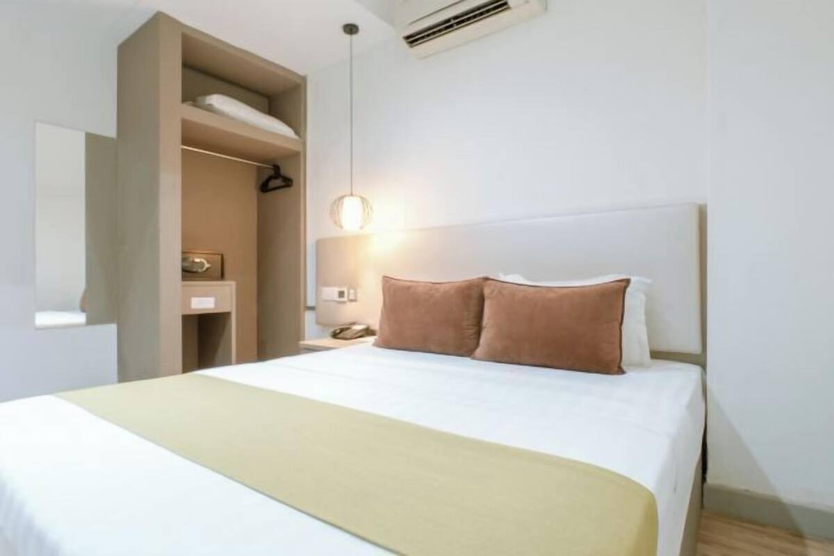 1 habitación, caja de seguridad en la habitación y escritorio