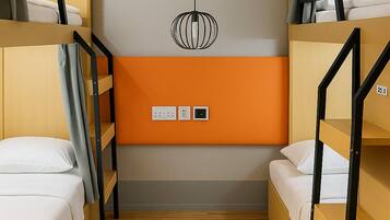 Un dormitorio con literas de madera, pared color gris y naranja, y una lámpara colgante.
