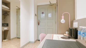 1 habitación, caja de seguridad en la habitación y escritorio
