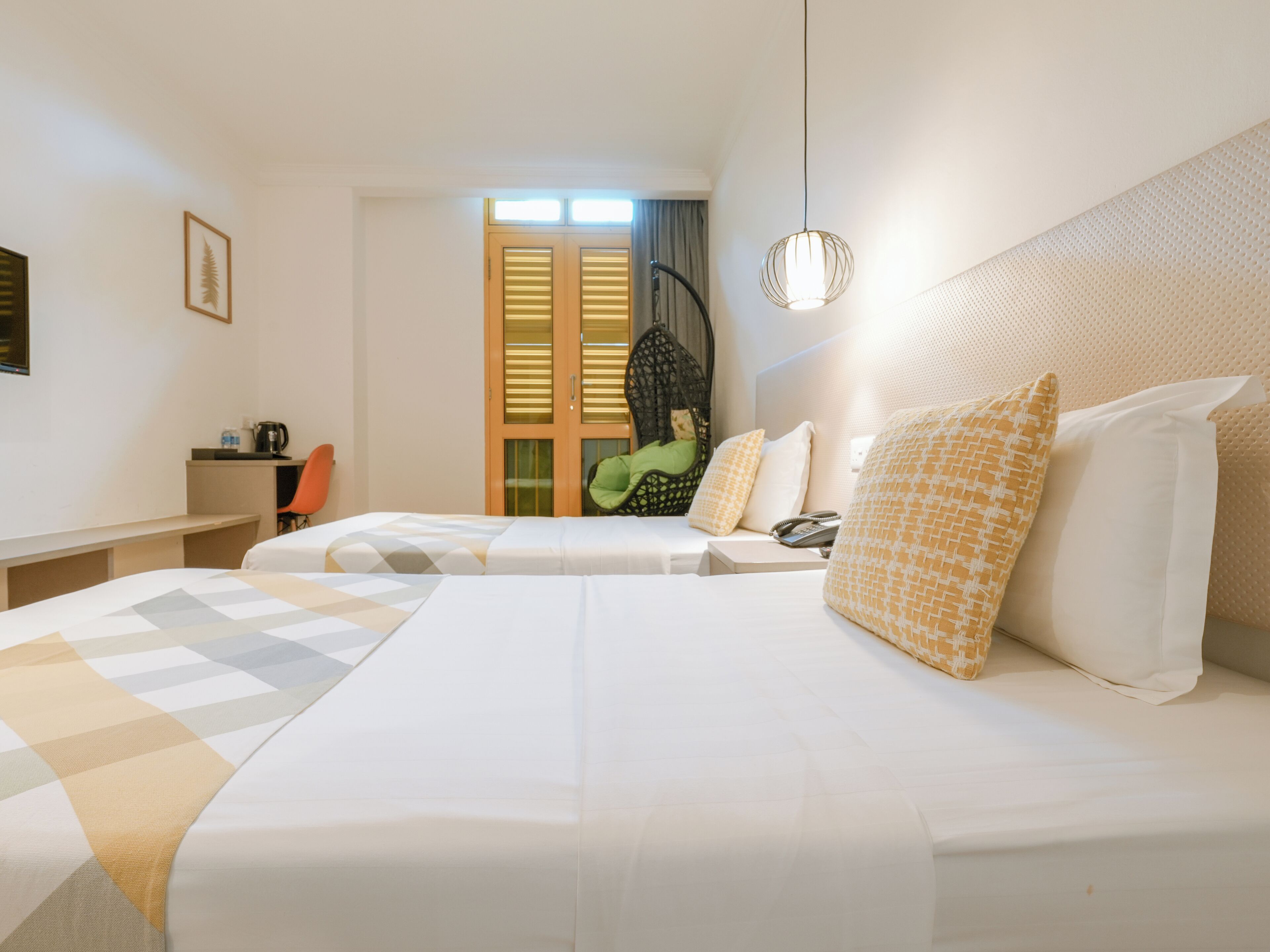 Deluxe Twin, Window | Két bảo mật tại phòng, bàn, khu vực làm việc phù hợp cho laptop 