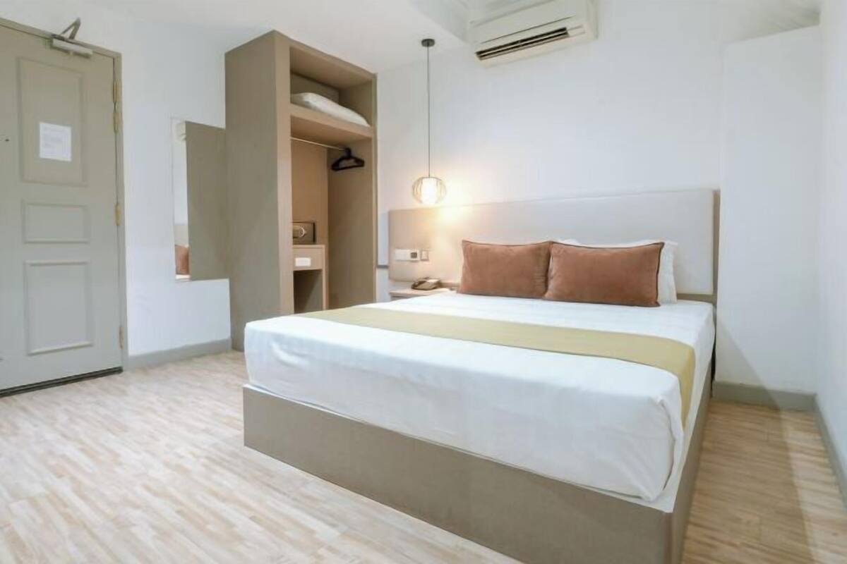 1 habitación, caja de seguridad en la habitación y escritorio