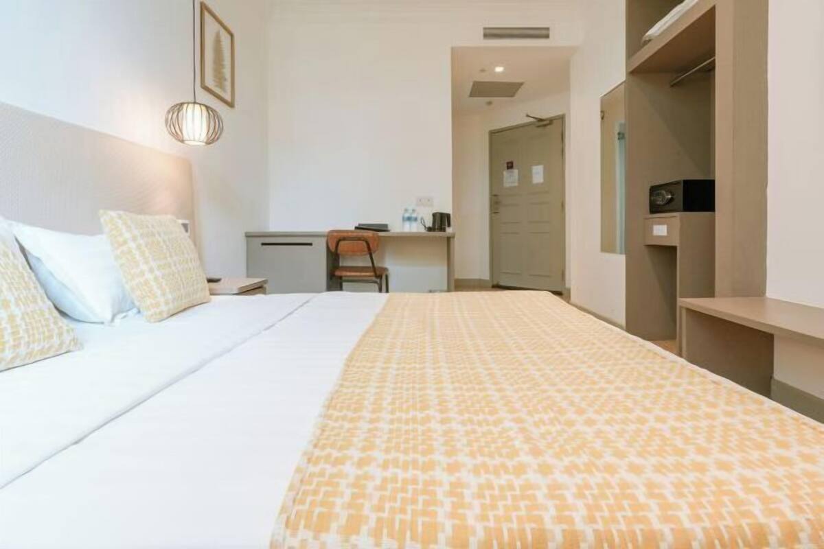 1 habitación, caja de seguridad en la habitación y escritorio