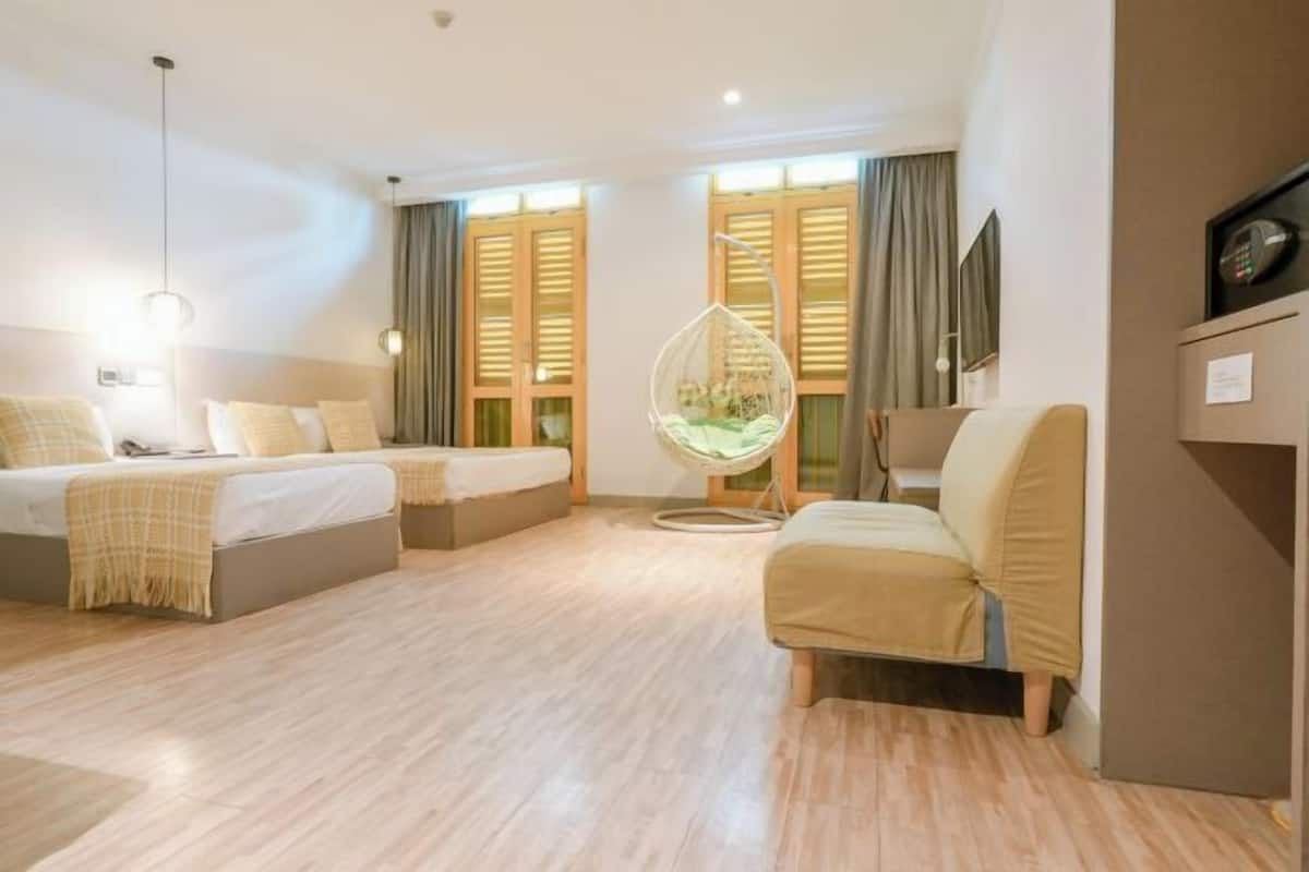 1 habitación, caja de seguridad en la habitación y escritorio