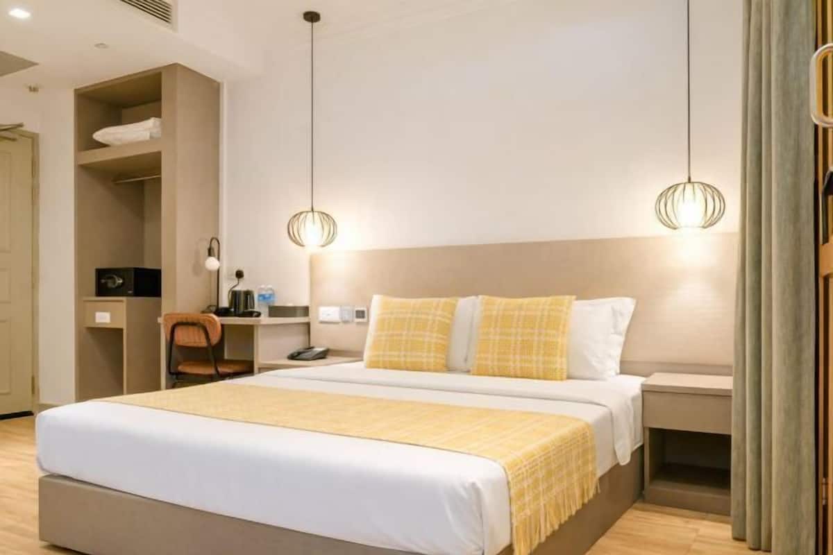 In-room safe, desk, laptop workspace, free WiFi