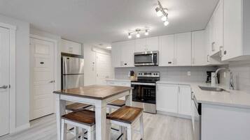 Jääkaappi, mikroaaltouuni, uuni, liesi