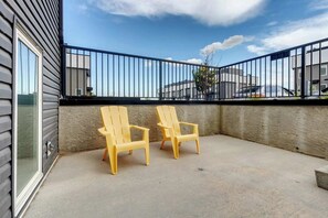 Terrace/patio - Cozy 2Bed Condo in Seton near South Health Campus (Calgary)