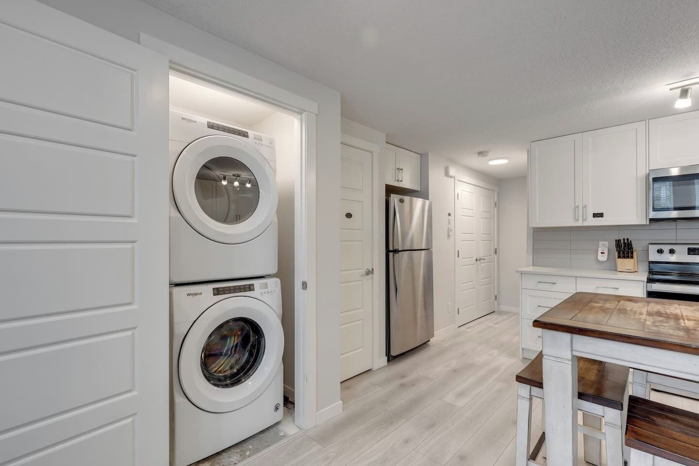 Jääkaappi, mikroaaltouuni, uuni, liesi