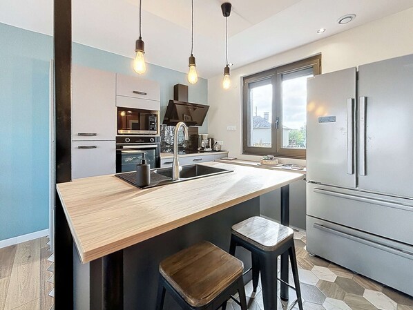 Frigorifero, microonde, forno, piano cottura