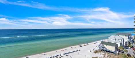 ビーチ、サンラウンジャー