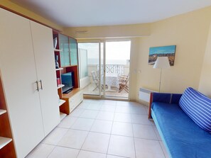 TV - Cozy 2P in city center with parking and terrace (Menton)