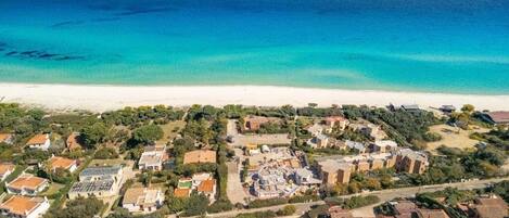 På stranden och solstolar