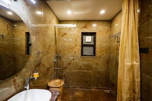 Hårtork, handdukar, tvål och schampo