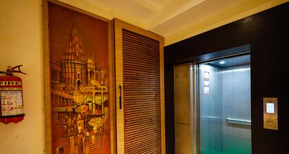 2-bedroom spacious apartment with large TV, AC, WiFi nr Kashi Vishwanath Temple