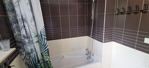 Secadora de cabello, toallas, papel de baño 