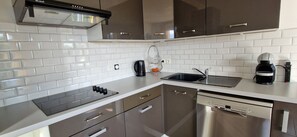 Micro-ondes, four, plaque de cuisson, lave-vaisselle