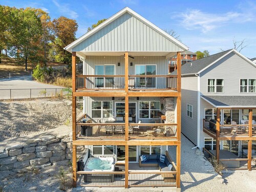 NO STEP ENTRY! Great Location!  Private Hot Tub!